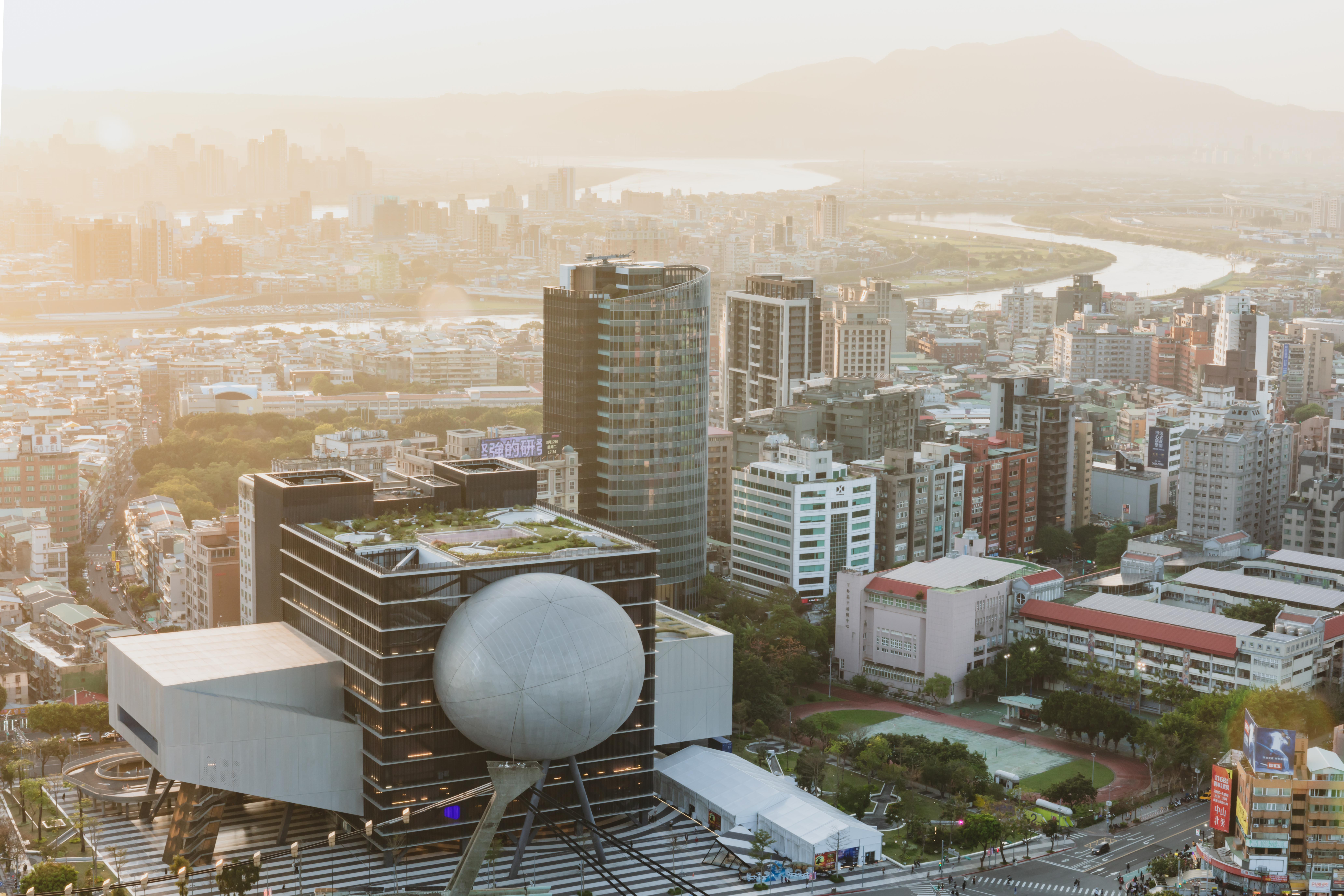CAAM 承德 168 空拍 — 屋頂綠植花園與淡水河景，LEED CS V4 白金級綠建築